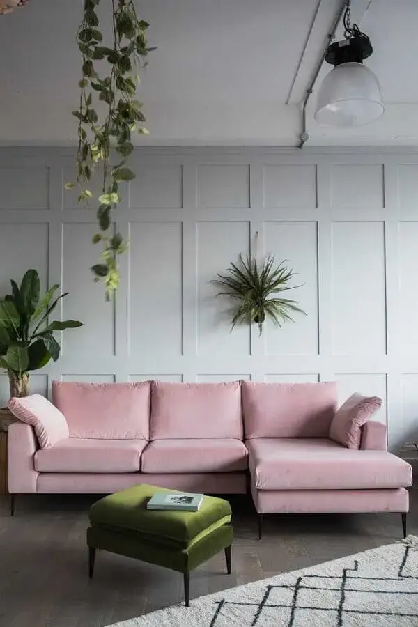 puff colorido verde para sala cinza claro decorada com sofá rosa Foto Pinterest