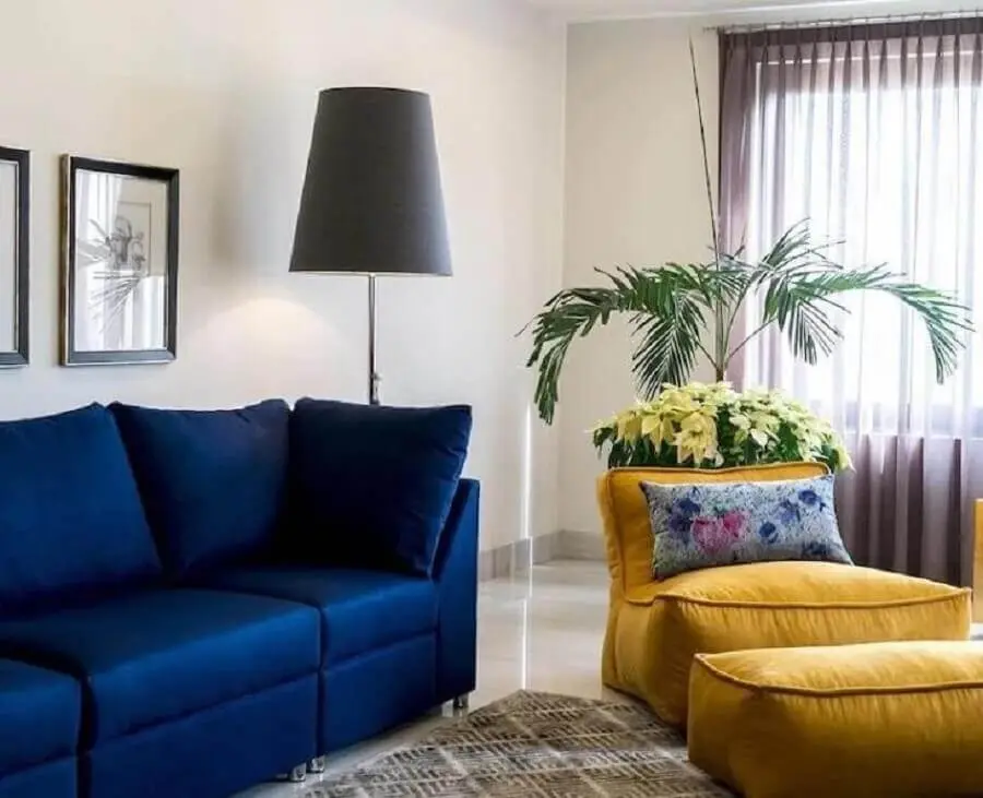 puff fofão colorido para sala de estar decorada com sofá azul escuro Foto Pinterest