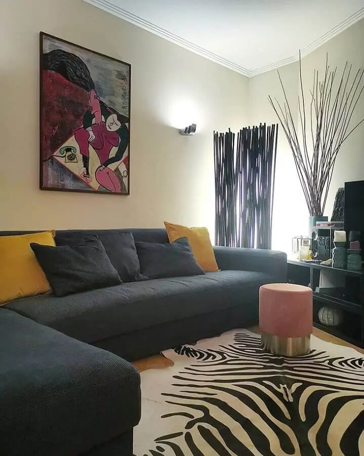 puff redondo colorido para sala decorada com tapete zebrado e sofá de canto Foto Gonçalo Chen Interiores