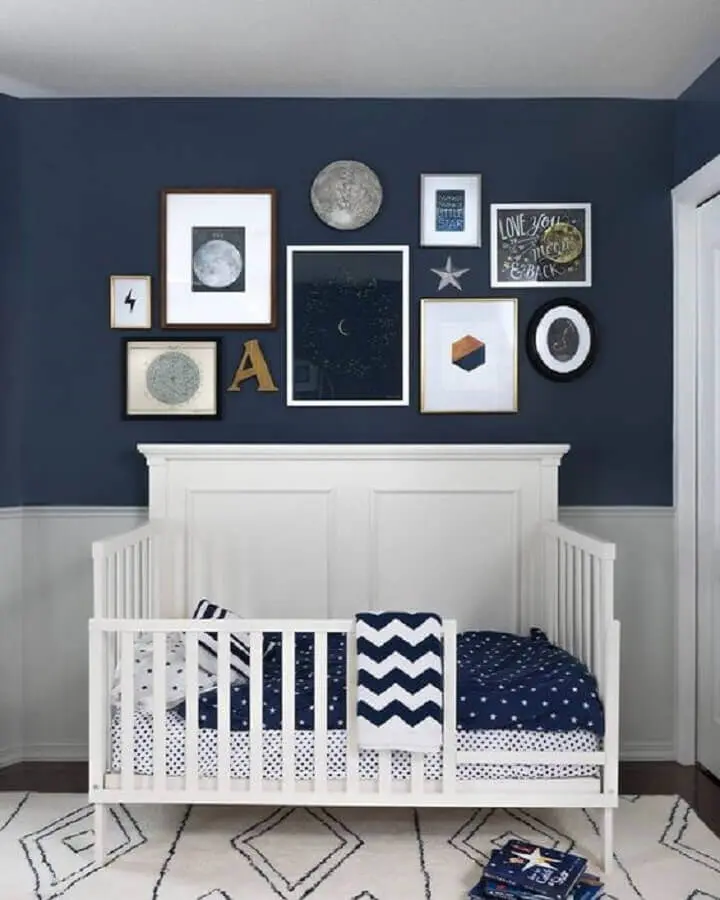 quadros diferentes para decoração quarto de bebê masculino azul e branco Foto Decoist