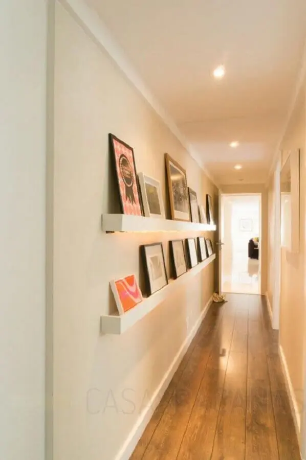 quadros para corredor branco decorado com prateleiras estreitas  Foto Casa Prosa Décor