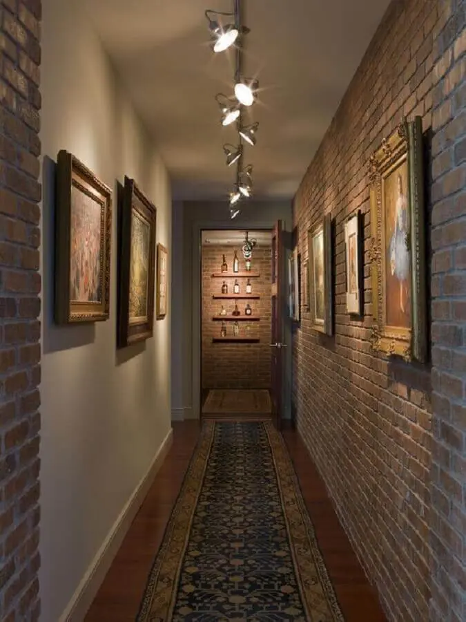 quadros para corredor rústico decorado com parede de tijolinho Foto Ariyona Interior