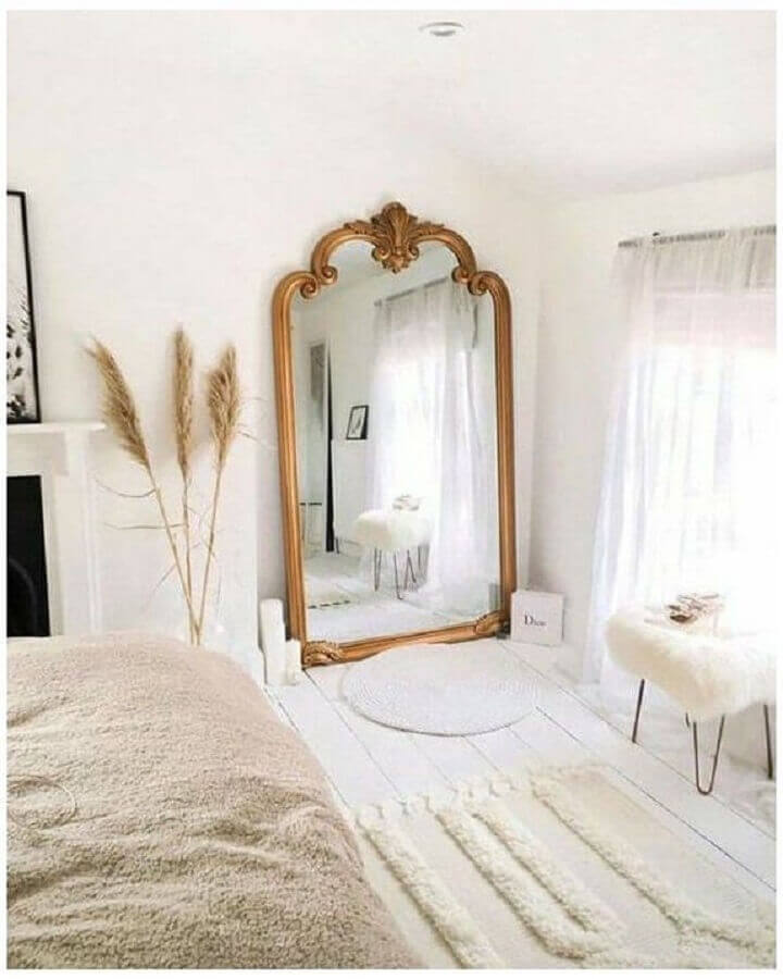 quarto branco decorado com espelho grande com moldura vintage Foto Pinterest