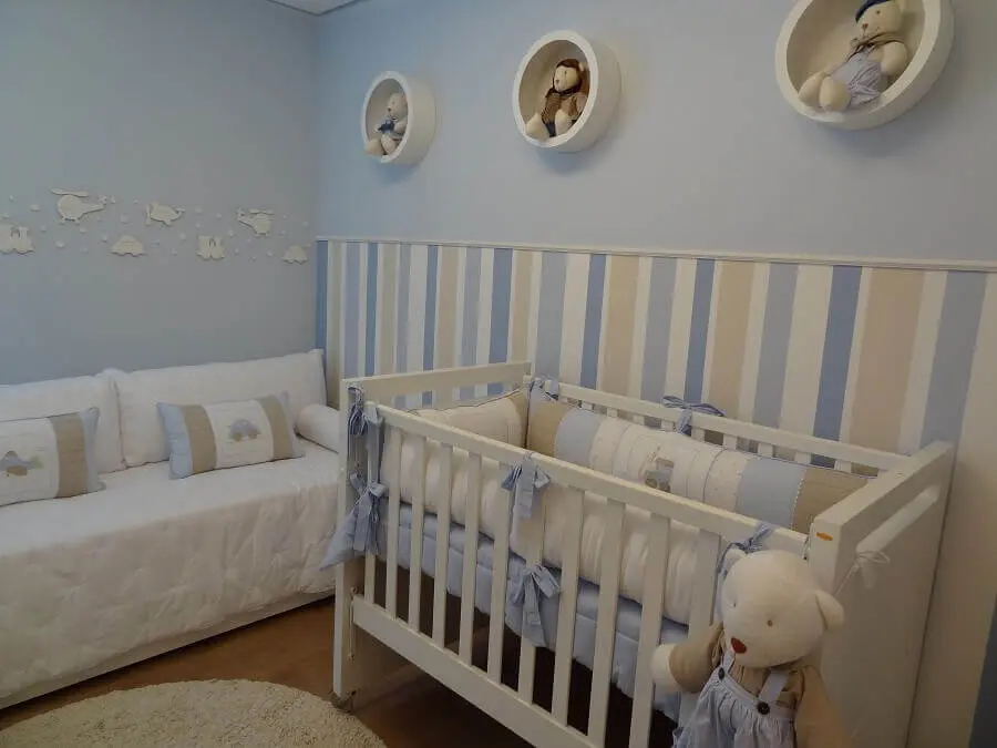 quarto de bebê azul claro decorado com nicho redondo e papel de parede listrado Foto Pinterest