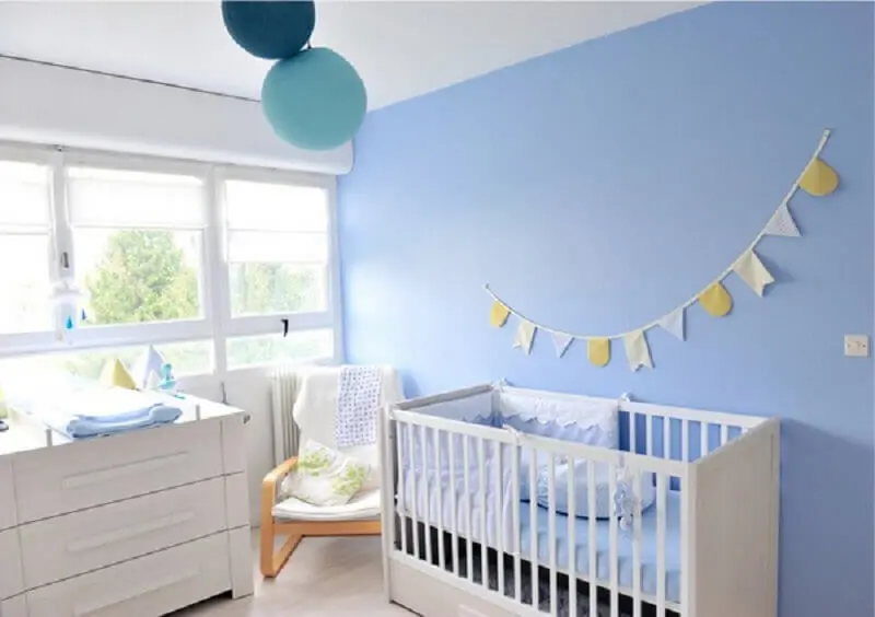 quarto de bebê azul e branco decorado com varal de bandeirinha Foto Pinterest