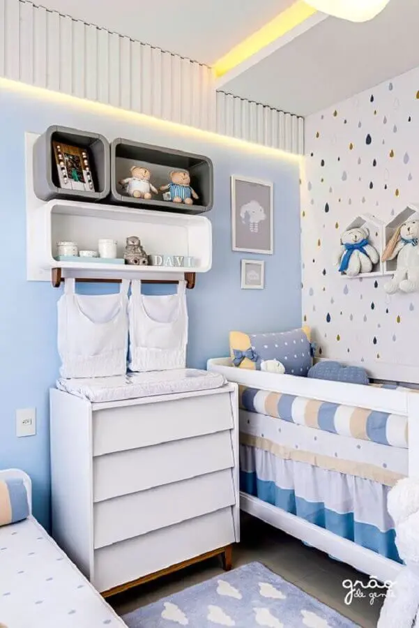 quarto de bebê azul e branco pequeno decorado com papel de parede com gotas coloridas Foto Grão de Gente