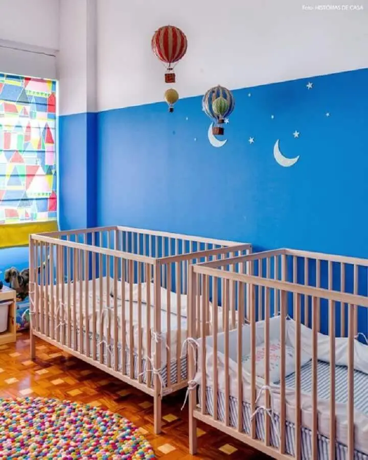 quarto de bebê simples azul royal decorado com berços de madeira Foto Histórias de Casa