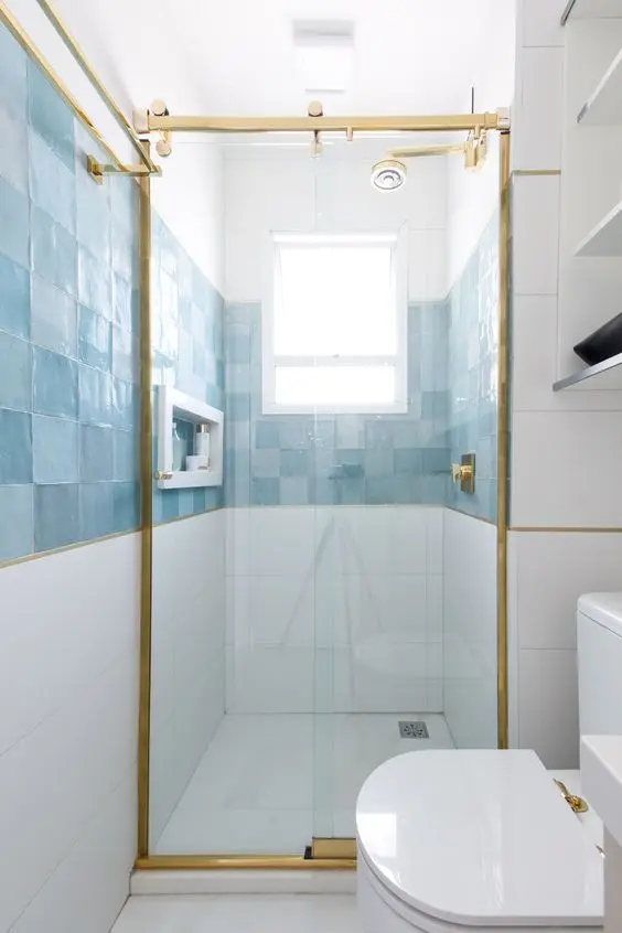 Revestimento azul no banheiro branco e dourado