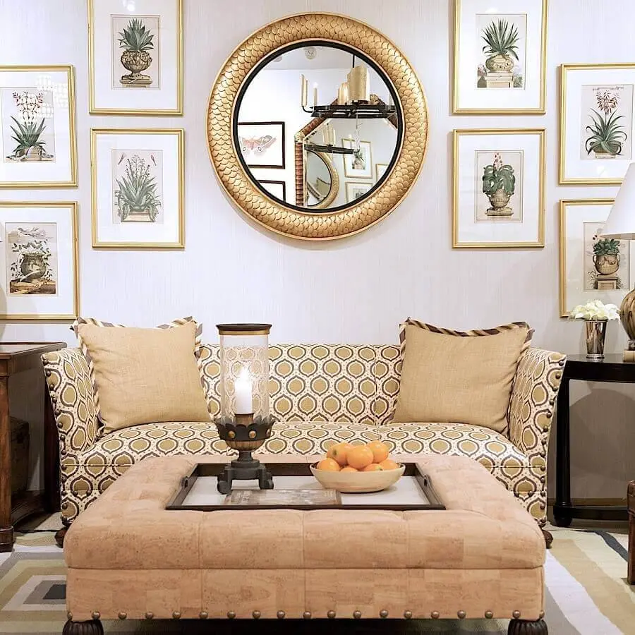 sala de estar decorada com vários quadros e espelho redondo com moldura dourada Foto Faria Palace