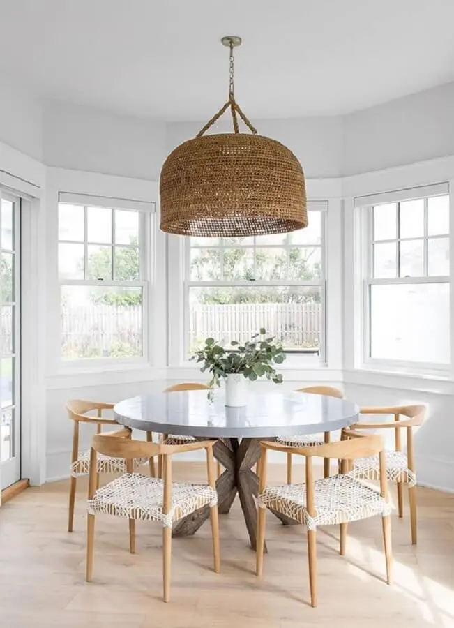 sala de jantar branca decorada com cadeiras de madeira e luminária rústica de teto redonda Foto PUFIK Interiors & Inspirations