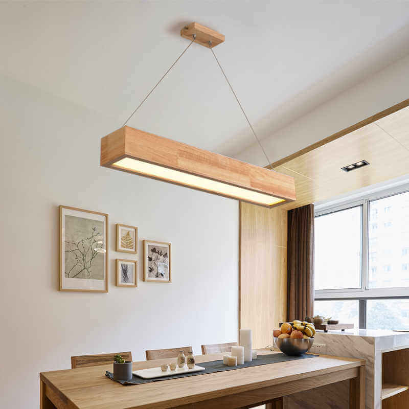 sala de jantar minimalista decorada com lustre de madeira pendente  Foto Jeito de Casa