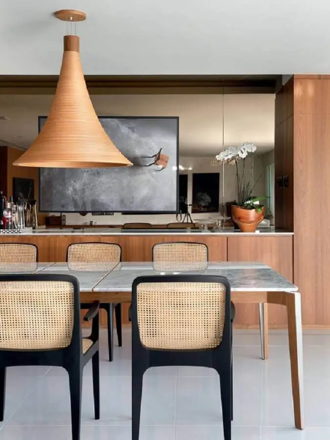 sala de jantar moderna decorada com lustre de madeira pendente Foto Histórias de Casa