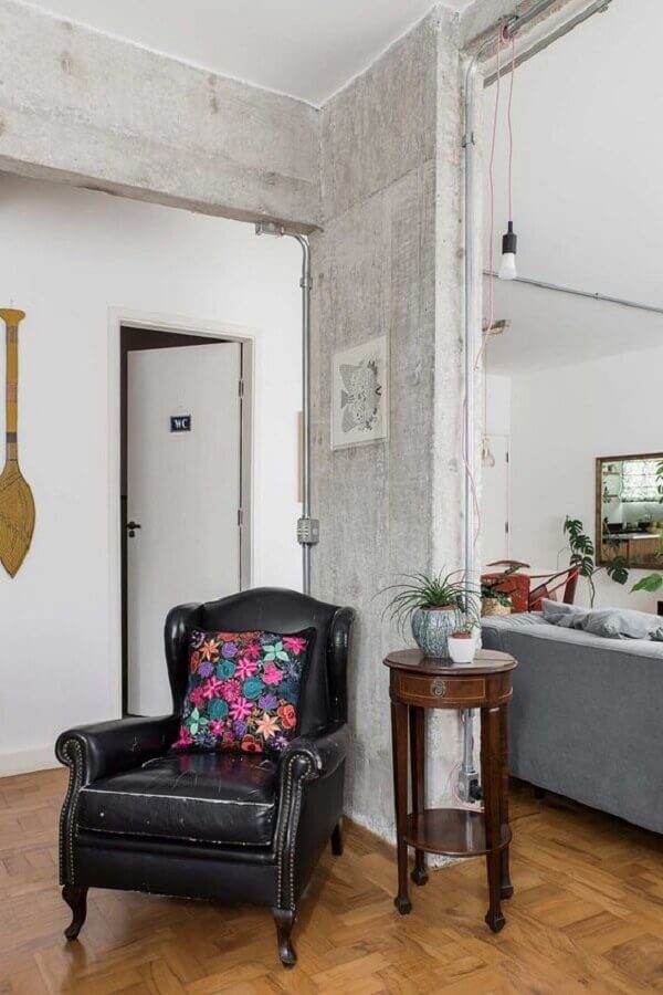 sala simples decorada com poltrona antiga de couro preta Foto Casa de Valentina