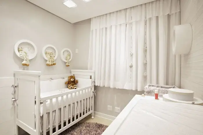 Decoração com nichos para quarto de bebê com decoração clean