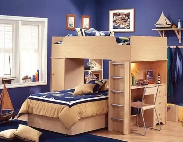 A beliche com escrivaninha de madeira traz neutralidade para o dormitório azul