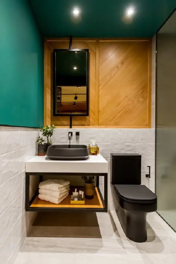 A cor da cuba de apoio para banheiro se assemelha ao tom do vaso sanitário