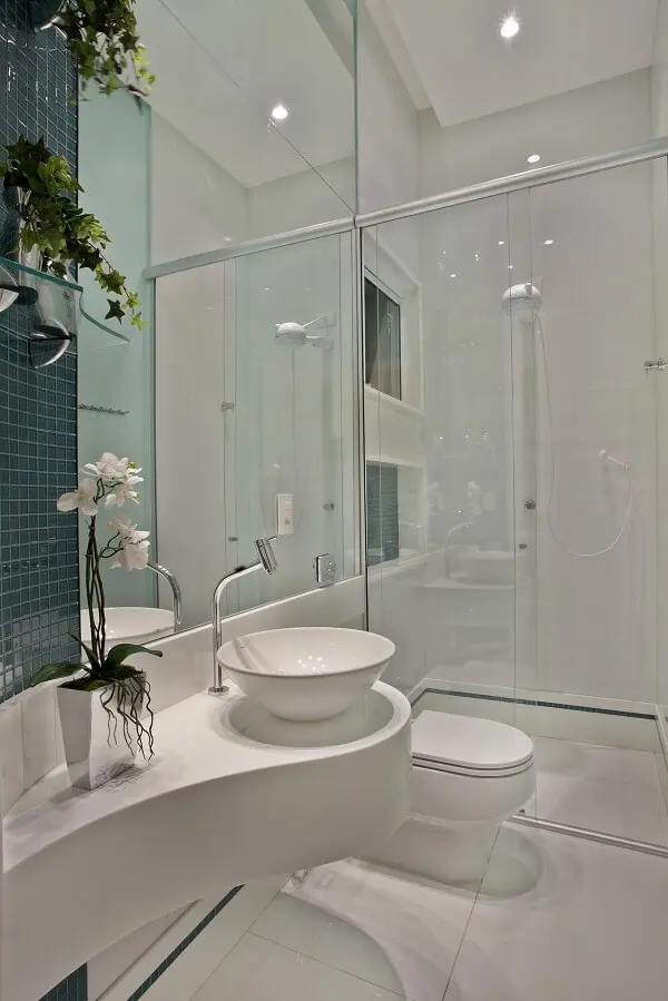 A cuba de apoio oval para banheiro complementa a decoração clean do espaço