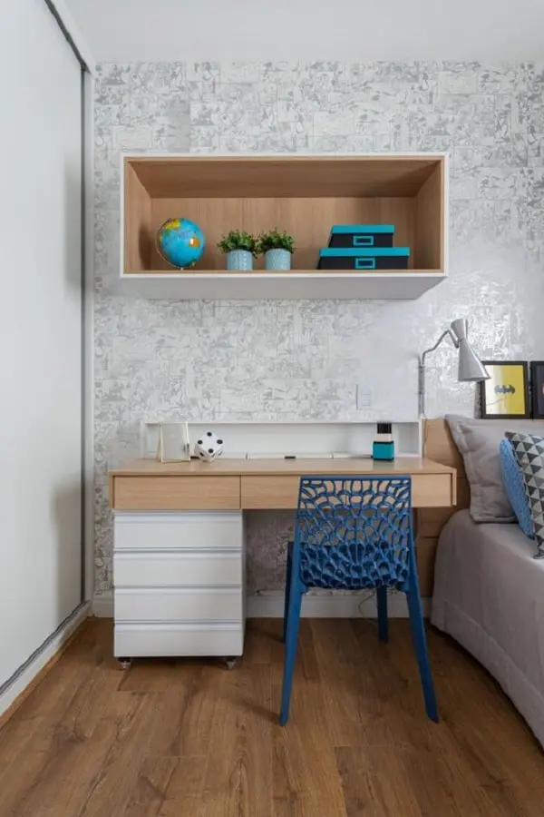 A escrivaninha de madeira para quarto com gaveteiro branco traz funcionalidade ao espaço