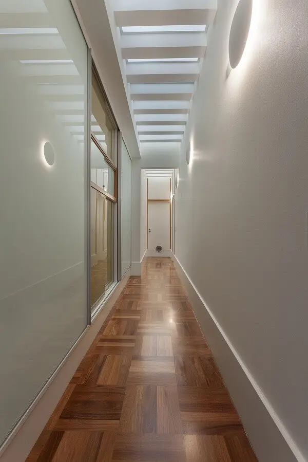 A luminária de parede para corredor metálicas brancas trazem pontos de luz ao ambiente