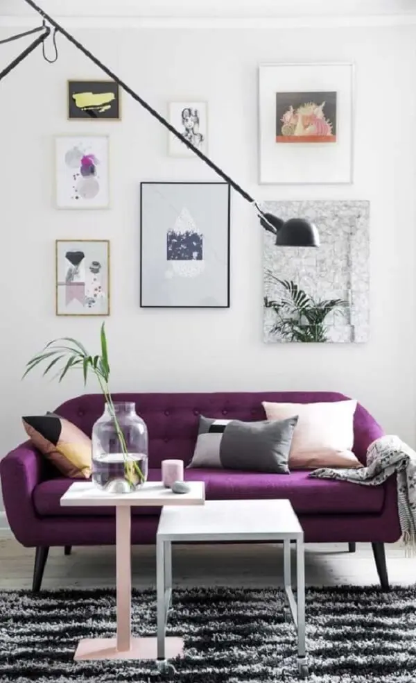 A manta para sofá roxo em tom de cinza se harmoniza com a decoração