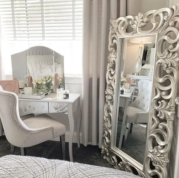 A moldura do espelho vintage agrega valor no dormitório