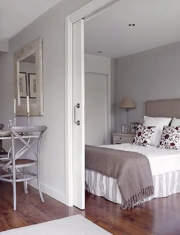 A porta de correr branca para quarto traz privacidade ao dormitório