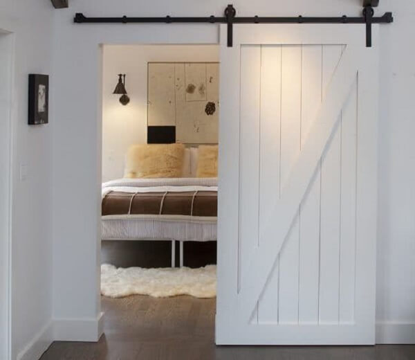 A porta de correr de madeira para quarto se adequa a diferentes propostas decorativas