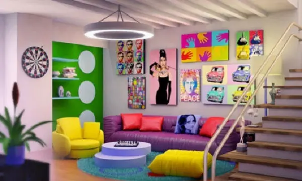 Ambiente colorido com quadros divertidos, poltrona amarela e sofá roxo
