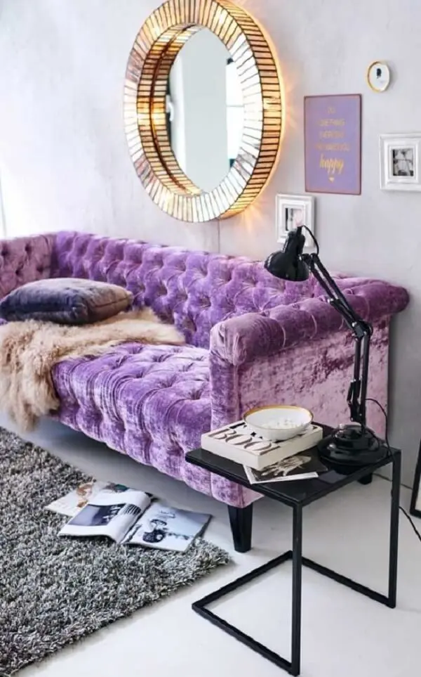 Atmosfera glamorosa com sofá roxo capitonê em veludo