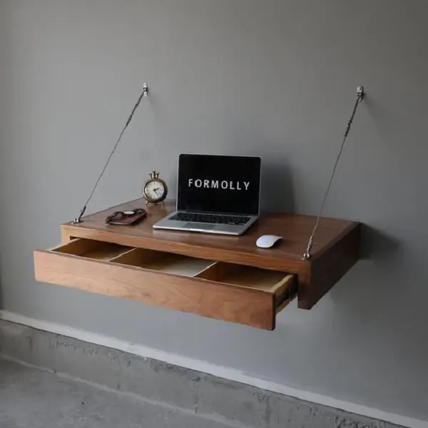 Até a escrivaninha de madeira maciça suspensa pode ter gavetas
