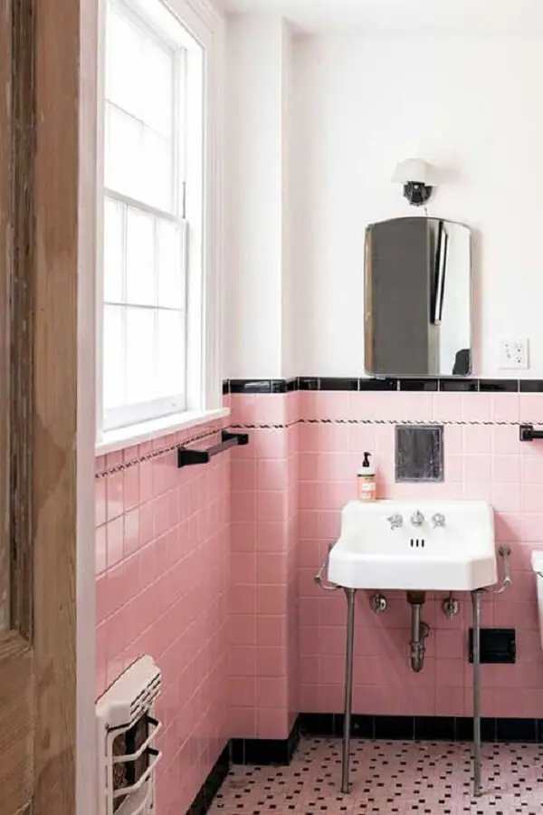 Azulejos rosas e espelho vintage para banheiro é uma boa pedida na decoração