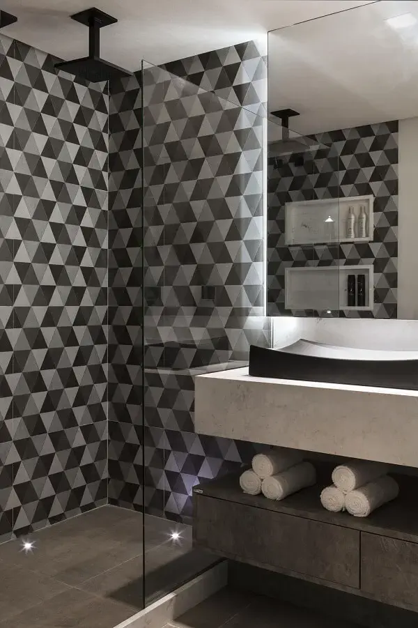 Banheiro com revestimento de parede geométrico