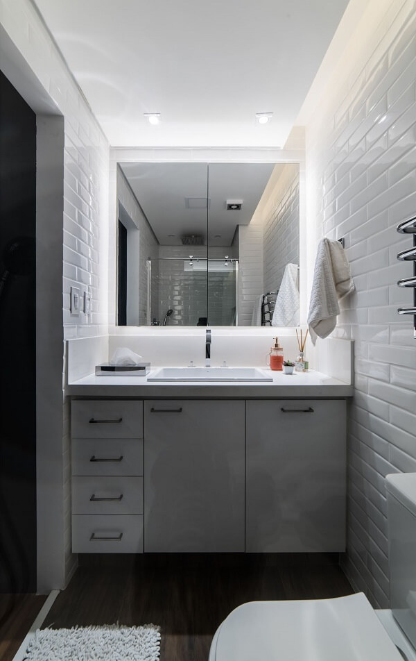 Banheiro pequeno com revestimento de parede branco