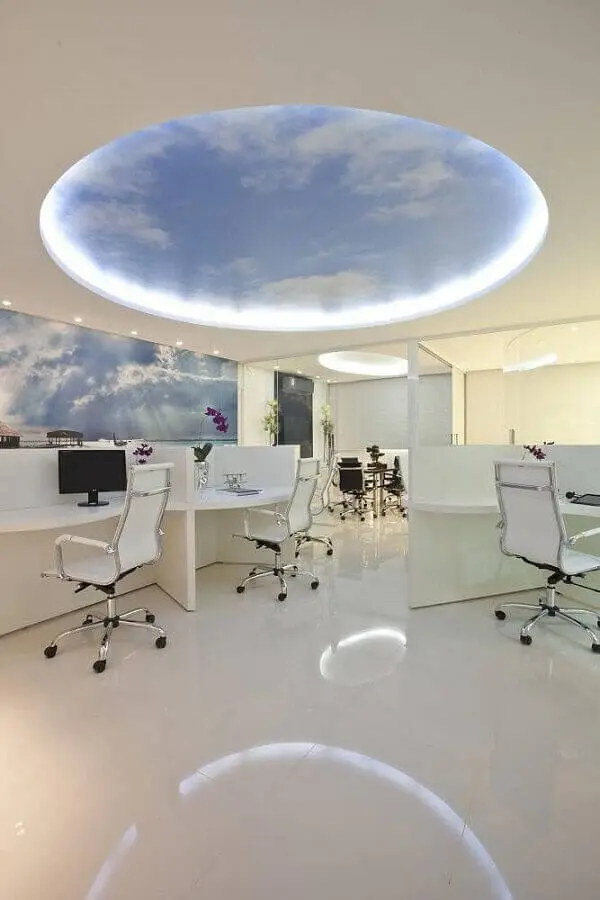 Cadeira cromada escritório com estofado branco se conecta com a decoração clean do espaço