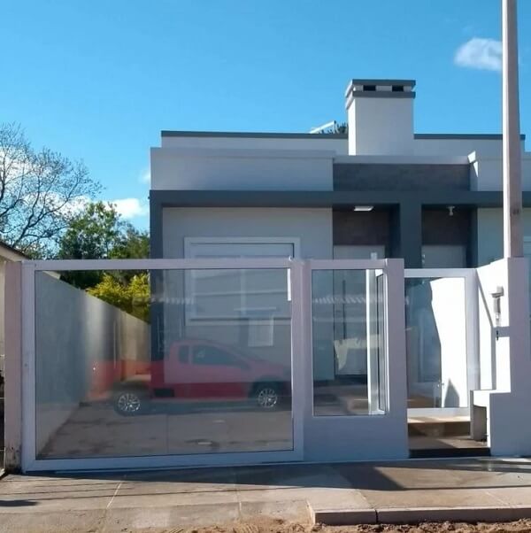 Casa compacta com modelo de muro simples
