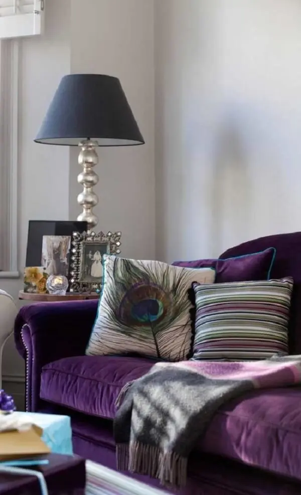 Combine seu sofá roxo com peças clássicas
