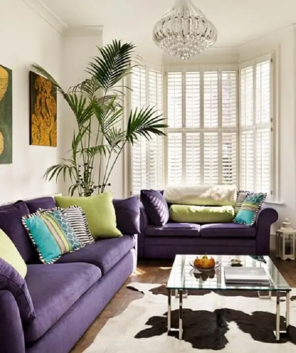 Conjunto de sofá roxo decoram e trazem conforto para a sala de estar