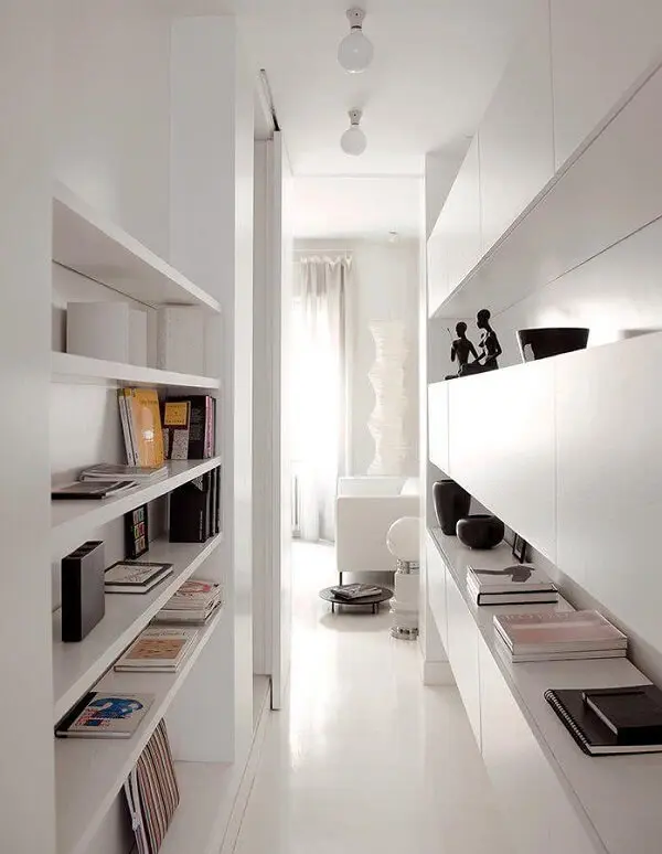 Decoração clean com móveis e luminária para corredor interno branca