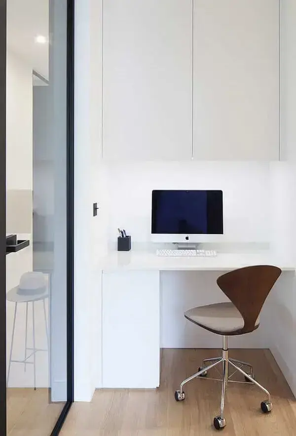 Decoração minimalista com cadeira cromada escritório