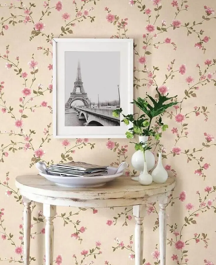 Decoração simples com papel de parede floral romântico Foto Fashionismo