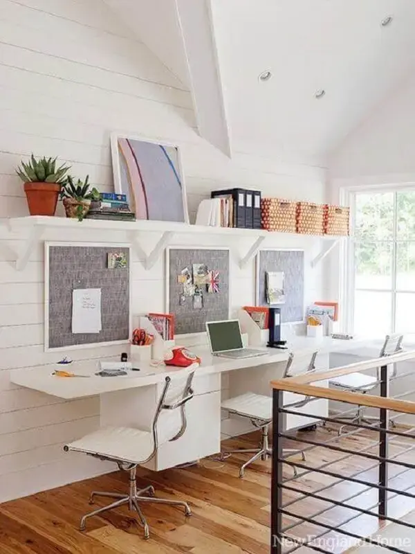 Decore o seu home office com cadeira giratória com base cromada