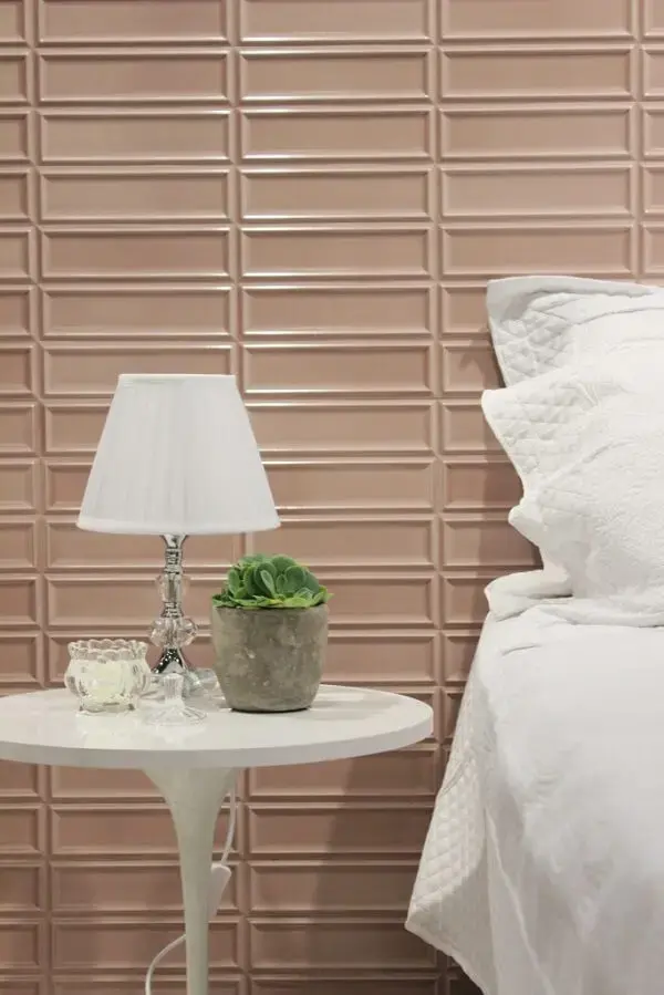 Dormitório romântico com revestimento de parede rosa