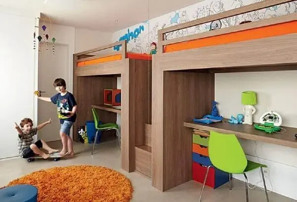 Em quartos espaçosos as crianças podem ganhar sua própria beliche com escrivaninha de madeira