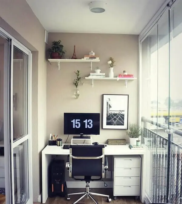 Escrivaninha branca e cadeira pé cromado para home office na varanda