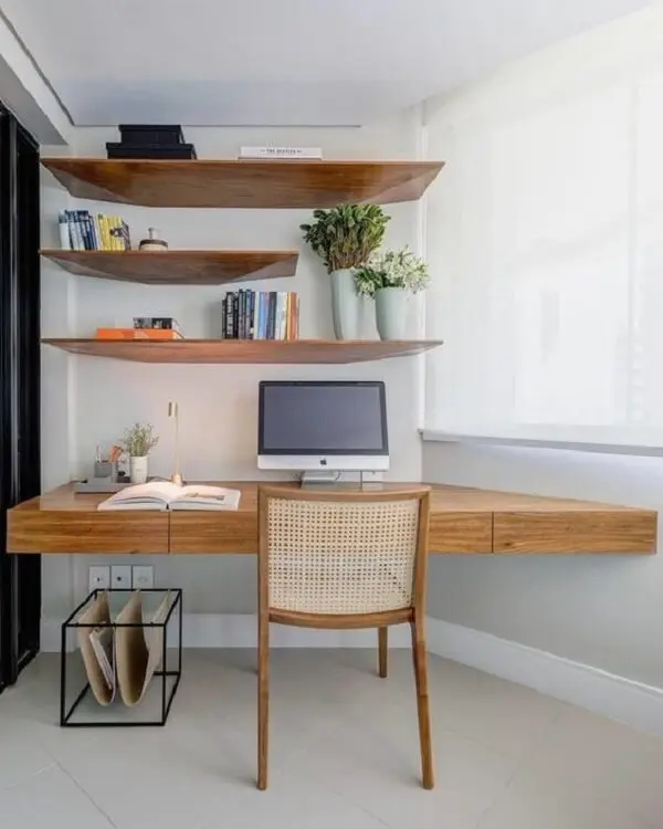 Escrivaninha de madeira suspensa de canto é uma ótima alternativa para espaços pequenos