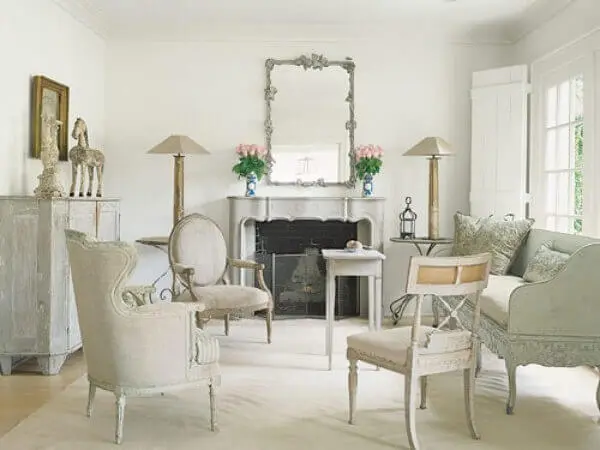 Espelho com moldura vintage e tons sóbrios decoram a sala de estar