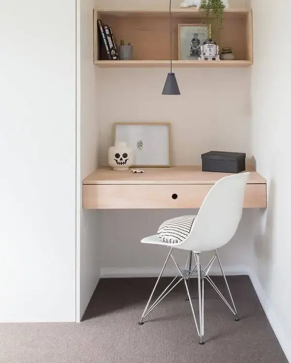 Home office pequeno decorado com cadeira pé cromado
