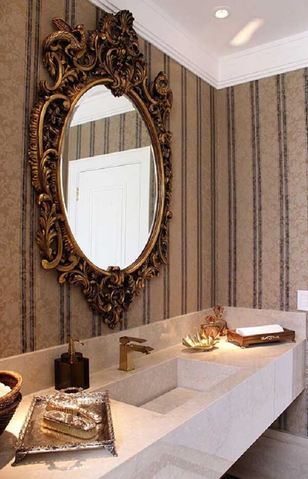 Lavabo com espelho vintage e papel de parede listrado