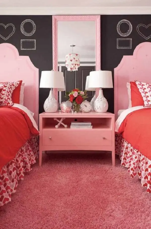 Modelo de espelho com moldura vintage rosa é super delicado e romântico