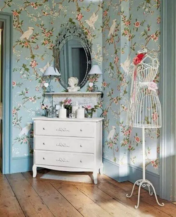 Modelo de espelho vintage delicado decora o dormitório